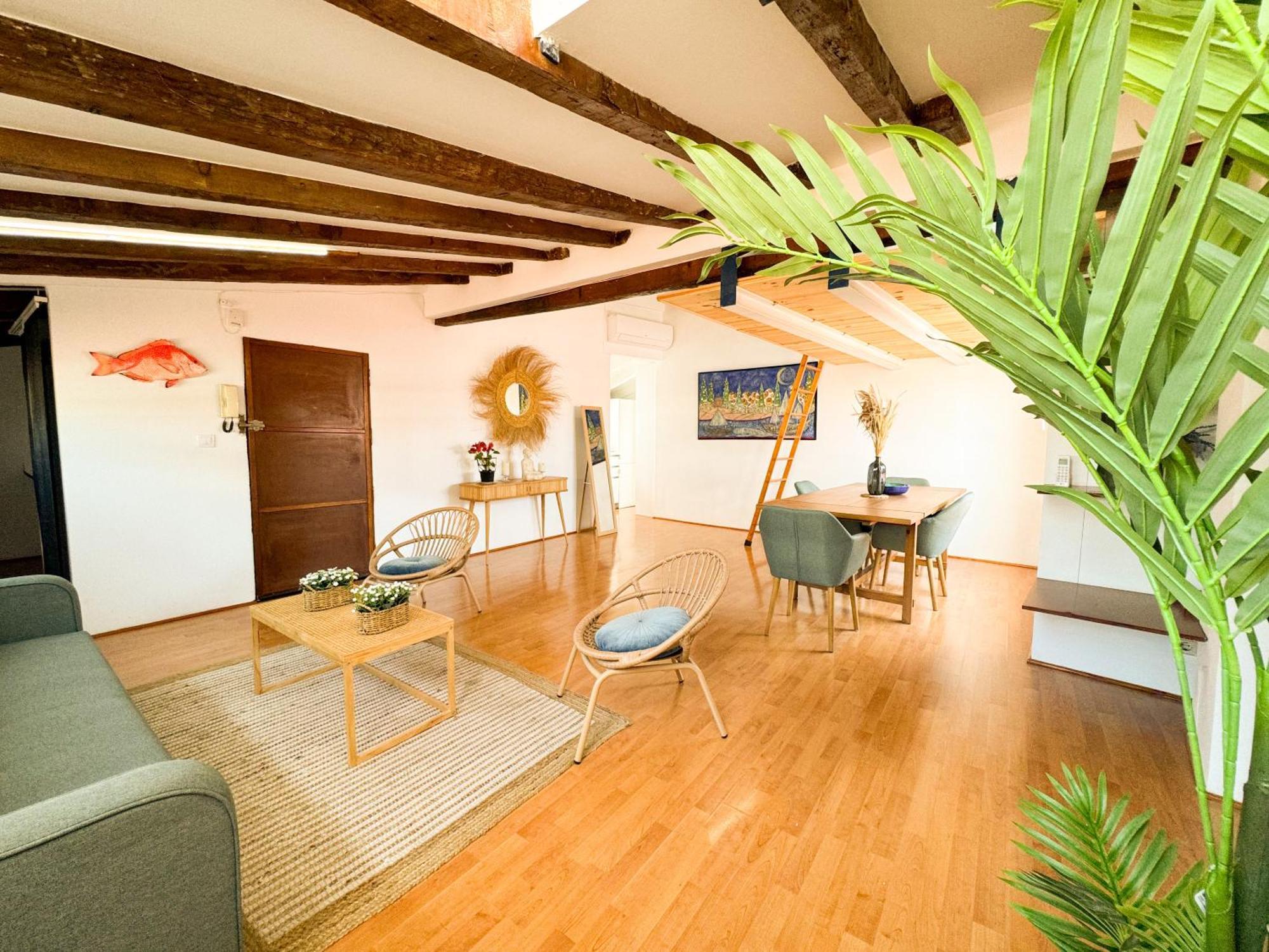 Atico Con Terraza Cerca De La Plaza De La Virgen Apartment