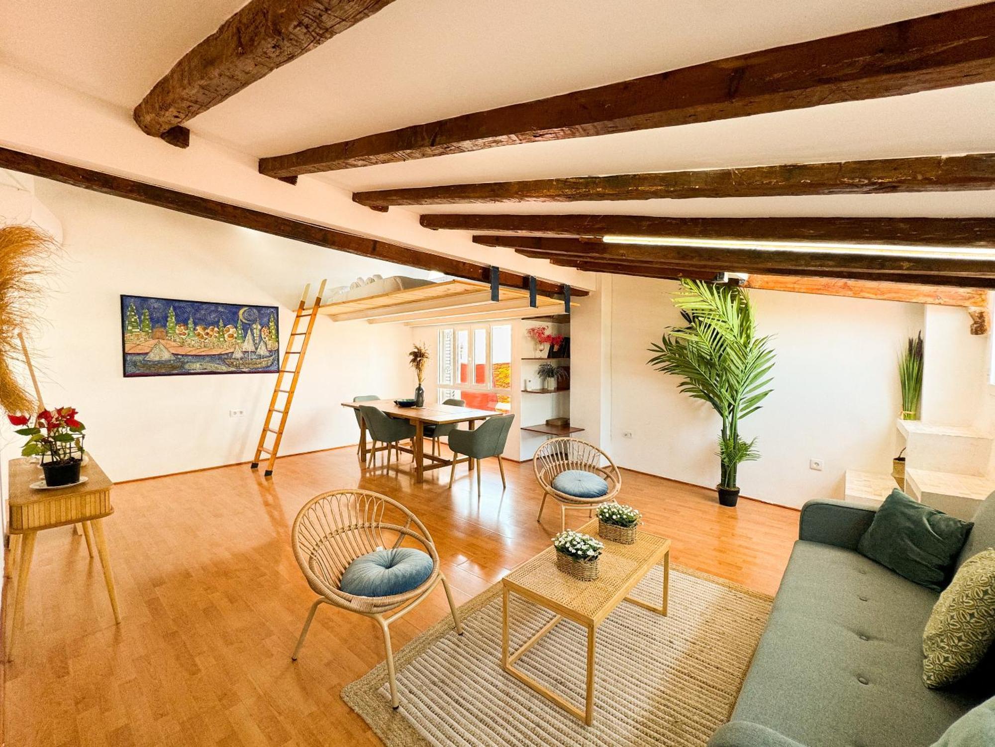 Atico Con Terraza Cerca De La Plaza De La Virgen Apartment *